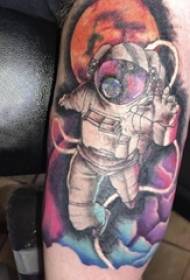 Jongens arm geschilderd op gradiënt geometrische lijn karakter astronaut tattoo foto