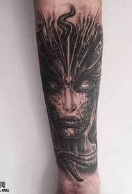 Model de tatuaj cu personaj de braț