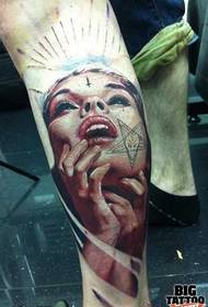Tattoo exemplar cruribus femina