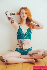 Тетоважа шоу, препорачуваат секси жена тетоважа