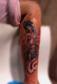 Bella figura sexy del tatuaggio con belle gambe