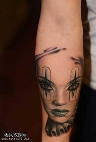 Manu di ritrattu femminile di mudellu di tatuaggi