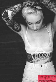 Lavoro creativo del tatuaggio della cenere nera della donna