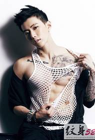 Il bellissimo spettacolo di tatuaggi del cantante idolo Park Jae-fan