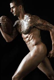Pola tato Kaepernick yang luas dan tampan, anggota tim sepak bola San Francisco di Amerika Serikat