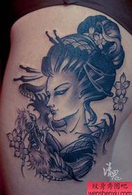 Bellissimo modello di tatuaggio geisha popolare sulle gambe