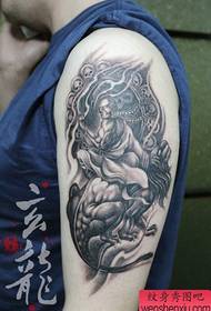 Muški krak dominirajući klasični rohan uzorak tetovaže