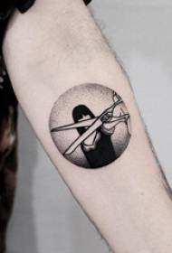 Braccia dei ragazzi sull'immagine astratta nera del tatuaggio del carattere della ragazza di Grey Sketch Sting Tips