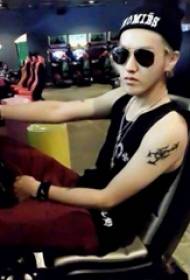 Foto del tatuaggio del tatuaggio del braccio di Wu Yifan Foto nera del tatuaggio del braccio di Wu Yifan