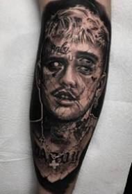 Mörk ultrarealistisk uppsättning porträtt av tatueringar