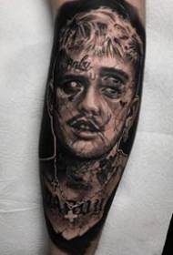 Scuro set ultra realistico di ritratti di tatuaggi