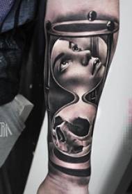 Le bras du garçon sur l'image de tatouage crâne sablier crâne point noir épine gris point noir