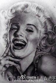 Piękny klasyczny tatuaż portretowy Marilyn Monroe na plecach