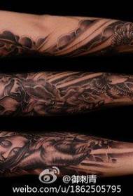 Braccio di un popolare classico modello di tatuaggio della Vergine Maria