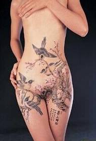 Volledig naakt, niet-mainstream schoonheid, een tattoo met lentebloemen