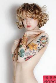 Tattoo girl tattoo bekerja dengan tato terbaik