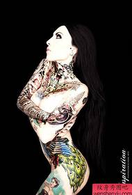 Populær jentas tatoveringsarbeidsfoto