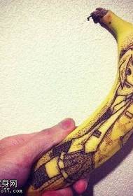 Kleine jongen tattoo op banaan