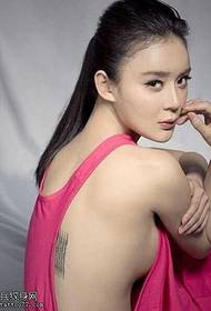 Yuan Wei ritornu sexy mudellu di tatuaggi sanscrittu