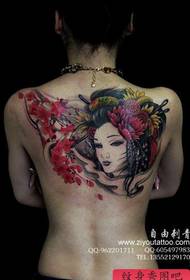 एक सुंदर महिला की पीठ पर सुंदर शास्त्रीय सौंदर्य टैटू पैटर्न