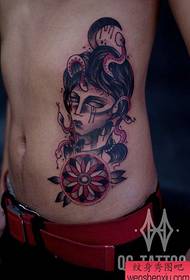 Un bellissimo e popolare tatuaggio Medusa sull'addome