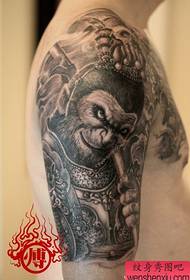 Brazo masculino súper genial patrón dominante del tatuaje del Rey Mono