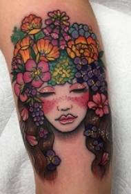 Ženski krak na slikanoj biljnoj građi literarnog cvijeta i slike portreta tetovaža