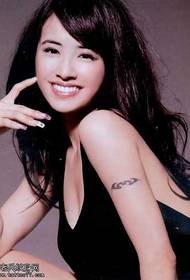 Corak tato busana Jolin Tsai kanthi gaya lengan