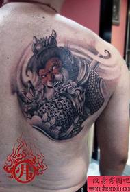 Машка шема за тетоважа на сонцето Вуконг популарна кај машкиот грб