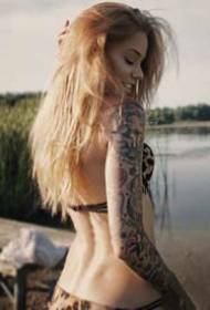 La star américaine Lisa Marie Lisa Marley apprécie son tatouage