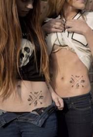 A pesawat desain tato warna abu-abu ireng lan putih babagan kutha-kutha New York
