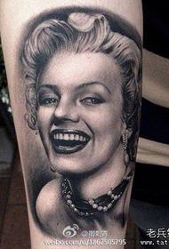 Armê xweşek navdar a Marilyn Monroe tattoo model