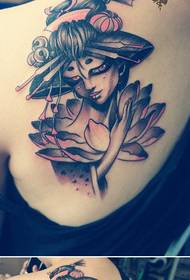 Le ragazze spalle alla moda bellissimo modello di tatuaggio geisha
