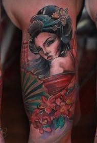 Όμορφη μοτίβο τατουάζ geisha μόδας με τα χέρια