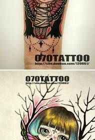 Arm Pop séiss klengt Meedchen Tattoo Muster