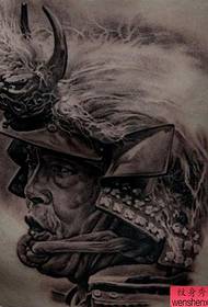 Consiglia un modello di tatuaggio ritratto di personalità delicata