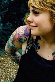 Un set di set di tatuaggi di bellezza per capelli corti