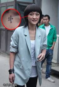 U mudellu di tatuatu di moda di faccia di Zhou Xun