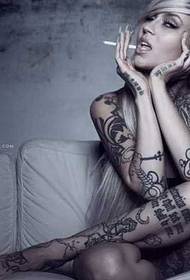 Rūkančios merginos tatuiruotės modelis