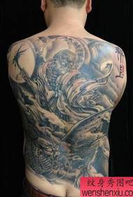 Izuzetno zgodan i ukusan uzorak tetovaže zmaja s potpunim leđima