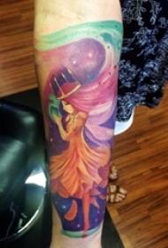 Braccio della scolara sulle linee dell'estratto di pendenza di colore immagine del tatuaggio del ritratto del personaggio dei cartoni animati
