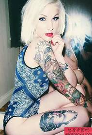 Foto sexy del tatuaggio della ragazza