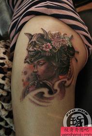 Mooi vrouwelijk geisha tattoo-patroon voor meisjesbenen