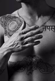 La foto del tatuaggio minimalista nero della star del tatuaggio internazionale Adam Levine