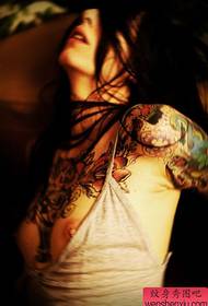 Spettacolo di tatuaggi, raccomandare un modello di foto di tatuaggio donna sexy
