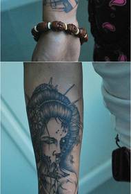 Hannun shahararren madadin kyakkyawan salon geisha tattoo