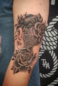 女孩的手臂上黑刺的簡單線條花朵和人物紋身圖片