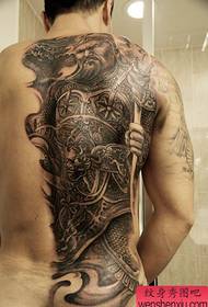 Modello di tatuaggio maschile a mezza schiena prepotente