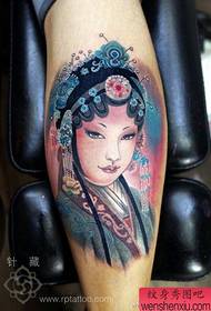 Kaunis ja suosittu Tsing Yi Hua Dan -tatuointikuvio jaloissa