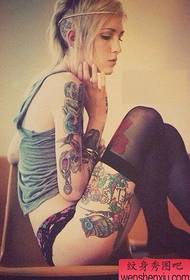 Ženski kreativni tetovažni rad